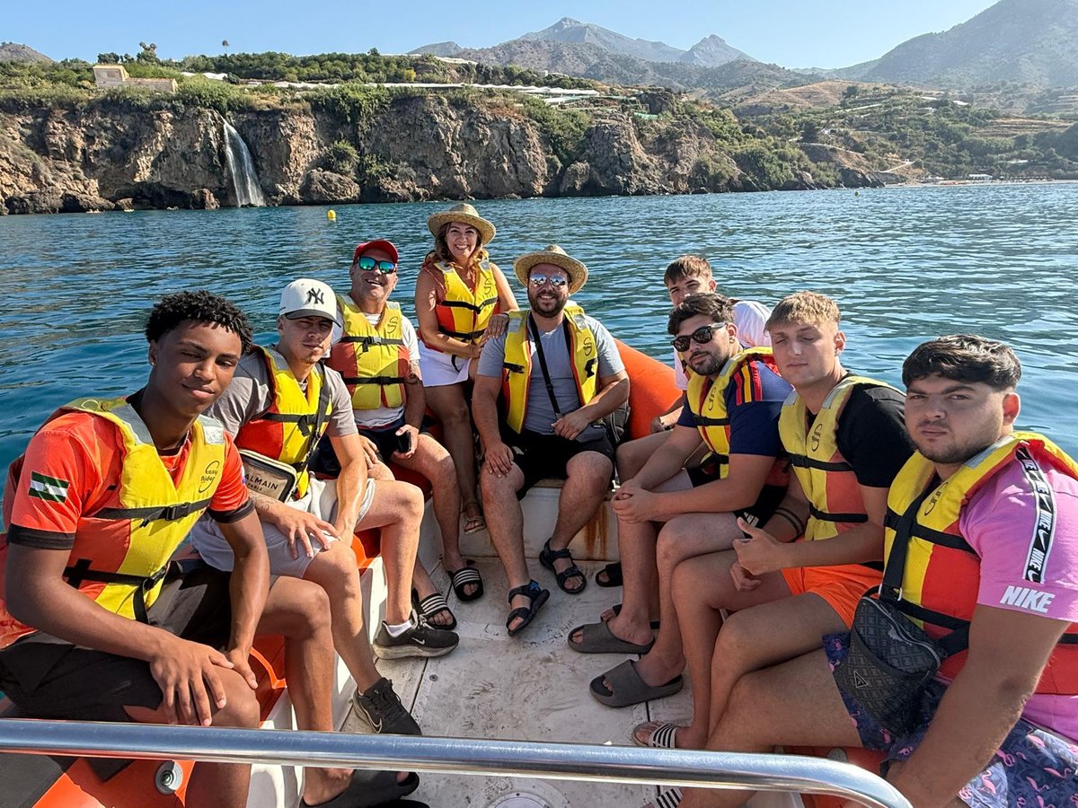 Curso licencia navegación Málaga — grupo de alumnos navegando cerca de Nerja