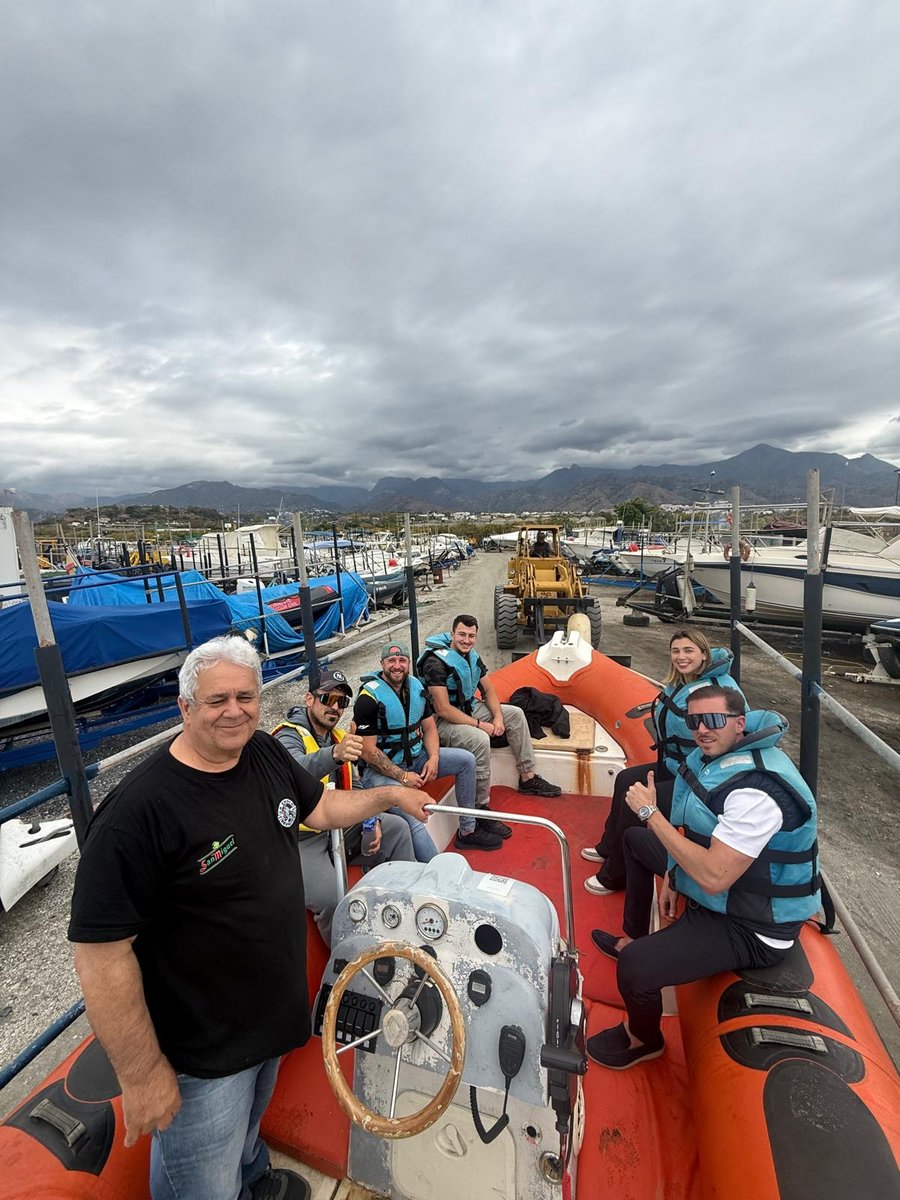 Grupo de alumnos con instructor en embarcación de prácticas 