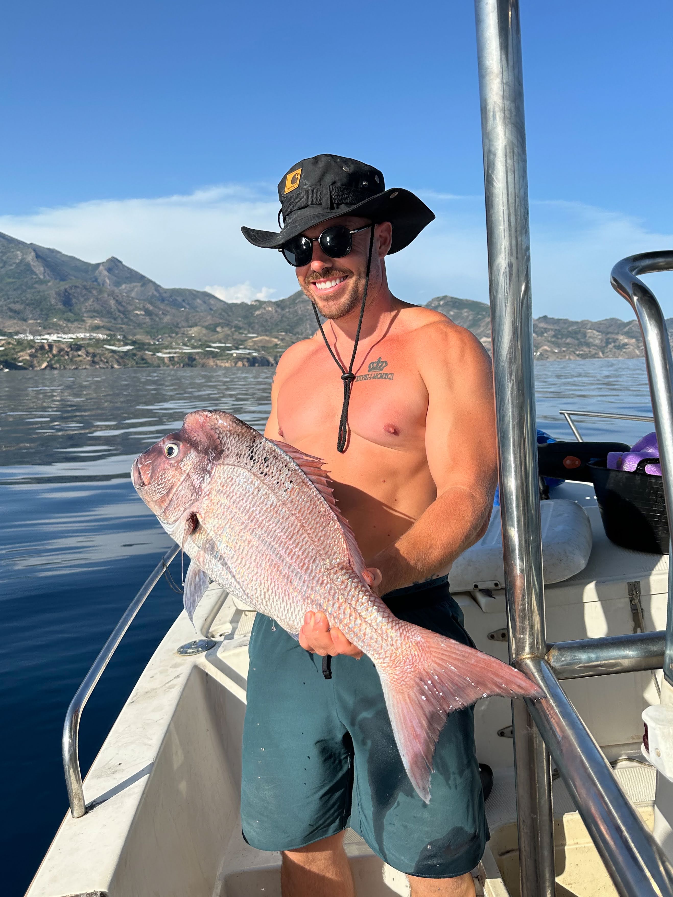 Pescador con dentón en barco Nerja