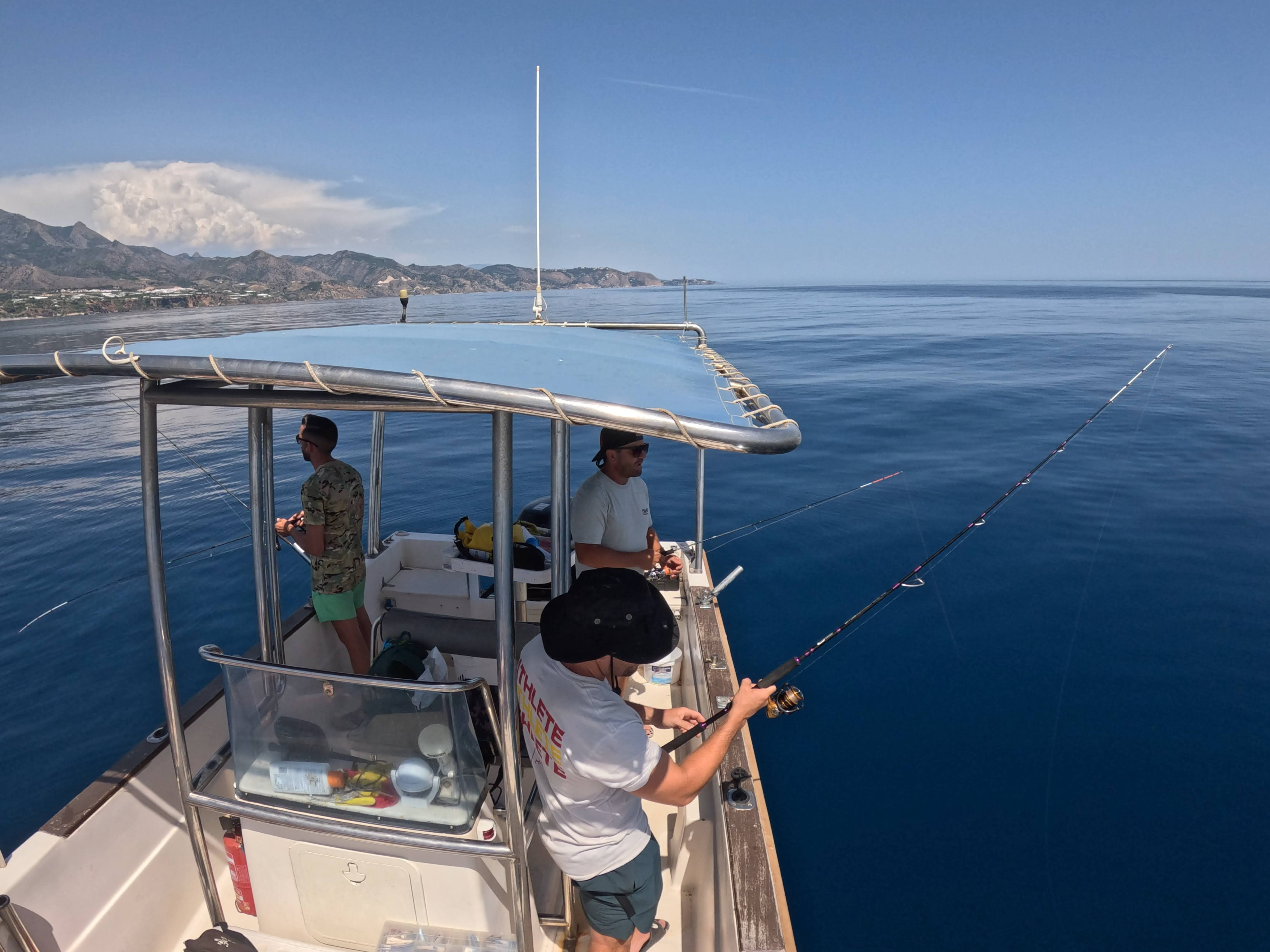 Pesca en barco con vistas a la Costa del Sol